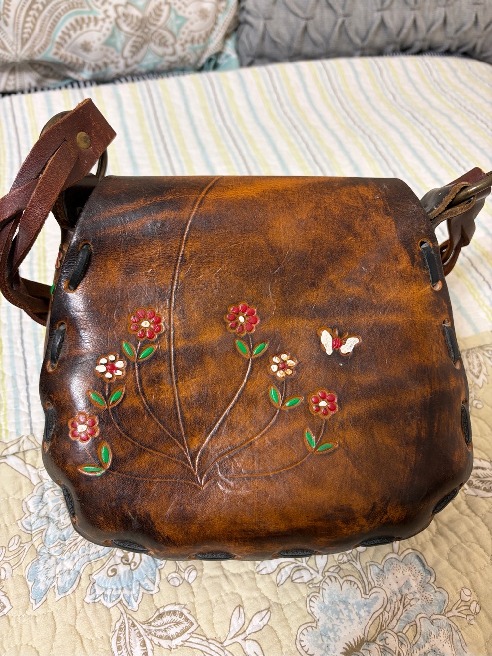 Vintage 70s leather Hand-Tooled Floral Crossbody bag by Canale - Picture 3 of 16